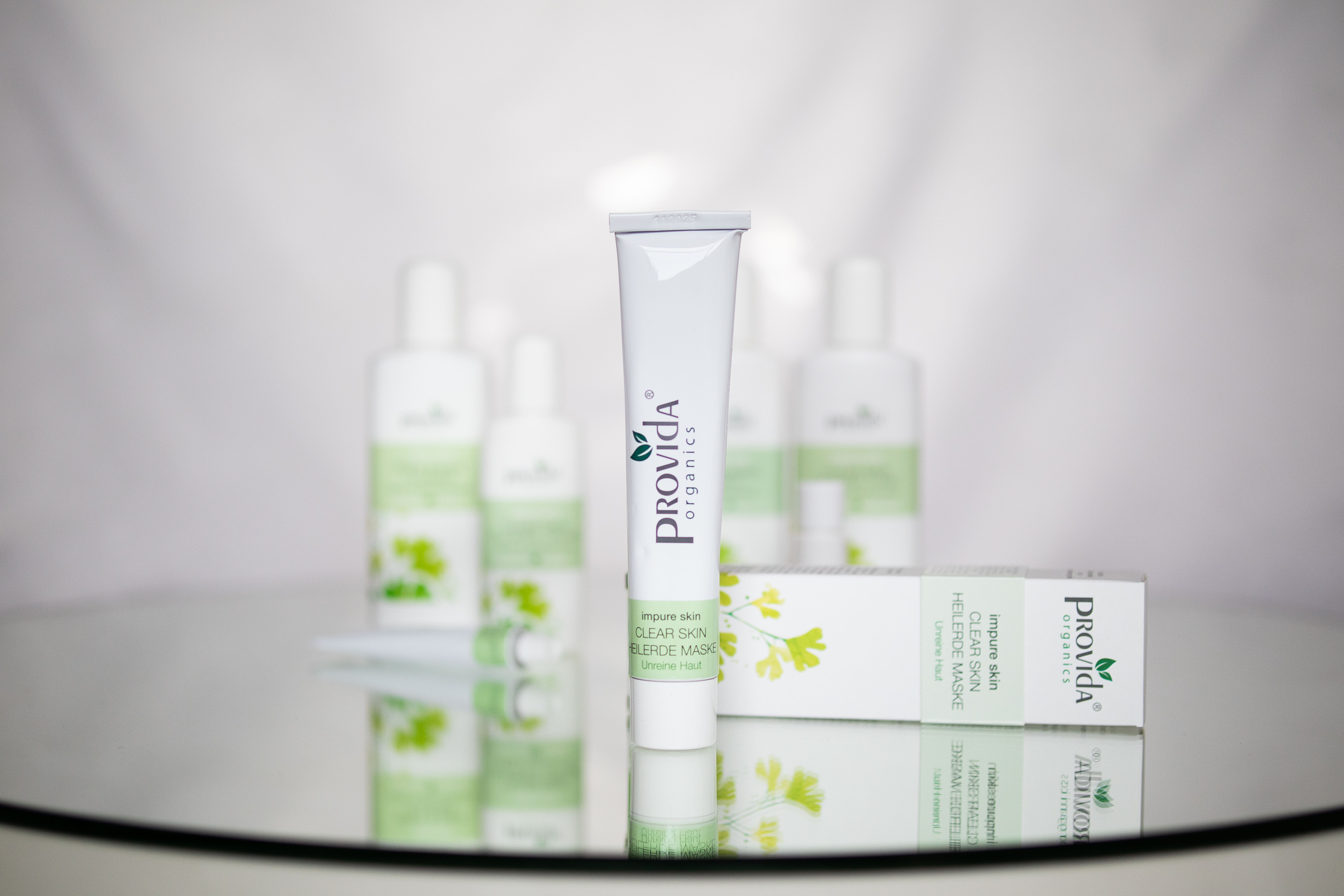 Verpackung der Heilerde Maske im Vordergrund Clear Skin Serie