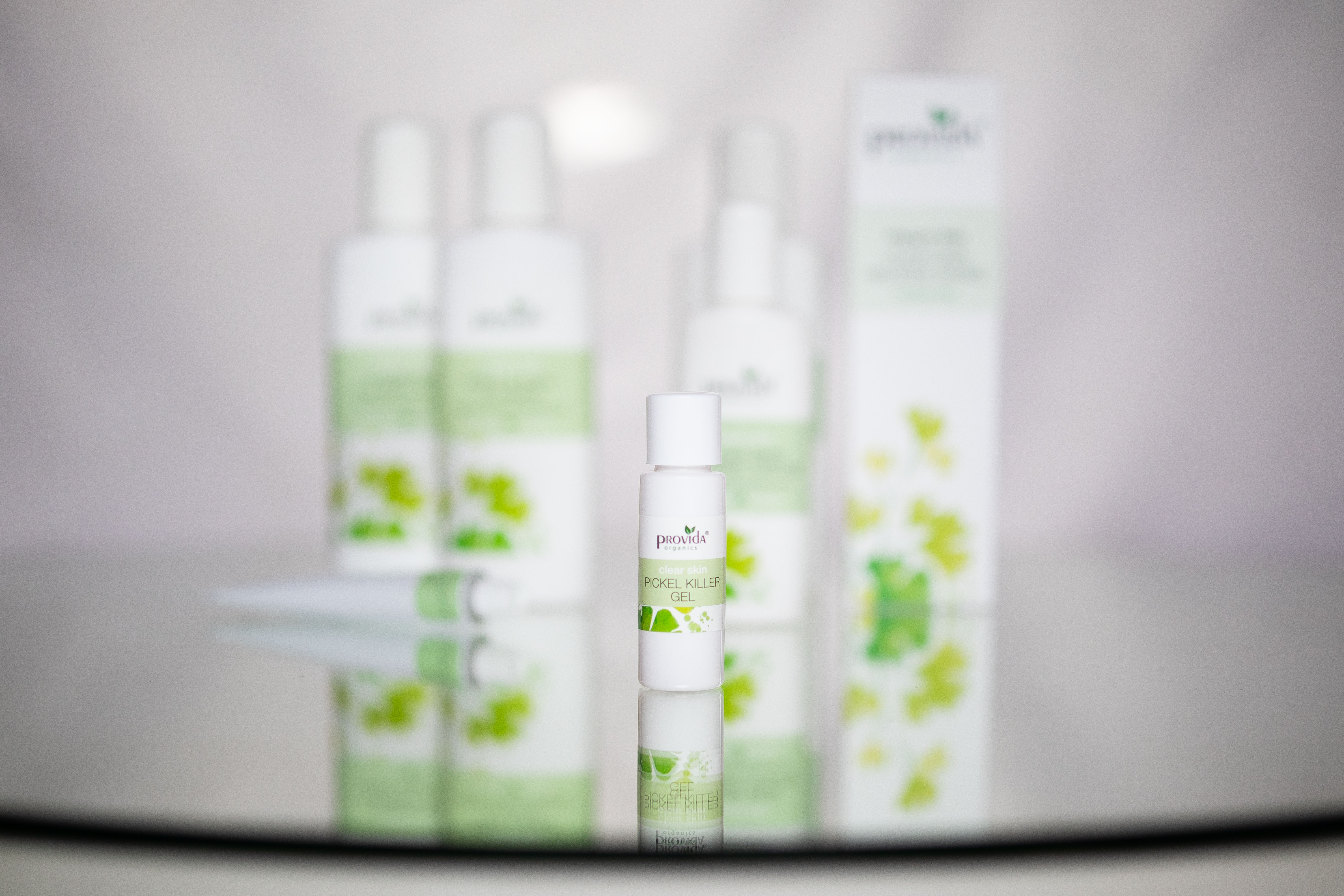 Pickelkiller-Gel im Vordergrund Clear Skin Serie
